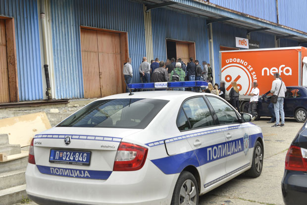 РУСКИ ВЛАСНИЦИ НЕСТАЛИ ПОСЛЕ ЗАТВАРАЊА ФАБРИКЕ СПИЛИТ: Радници траже плате, а купци своје троседе